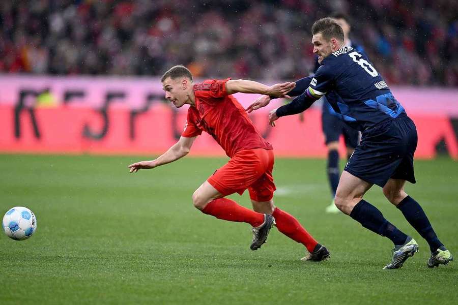 Joshua Kimmich und Patrick Mainka im Zweikampf um den Ball.