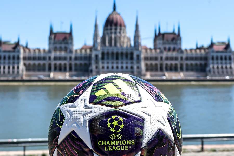 Bola da Champions em frente ao Parlamento da Hungria em Budapeste Bola da Champions em frente ao Parlamento da Hungria em Budapeste