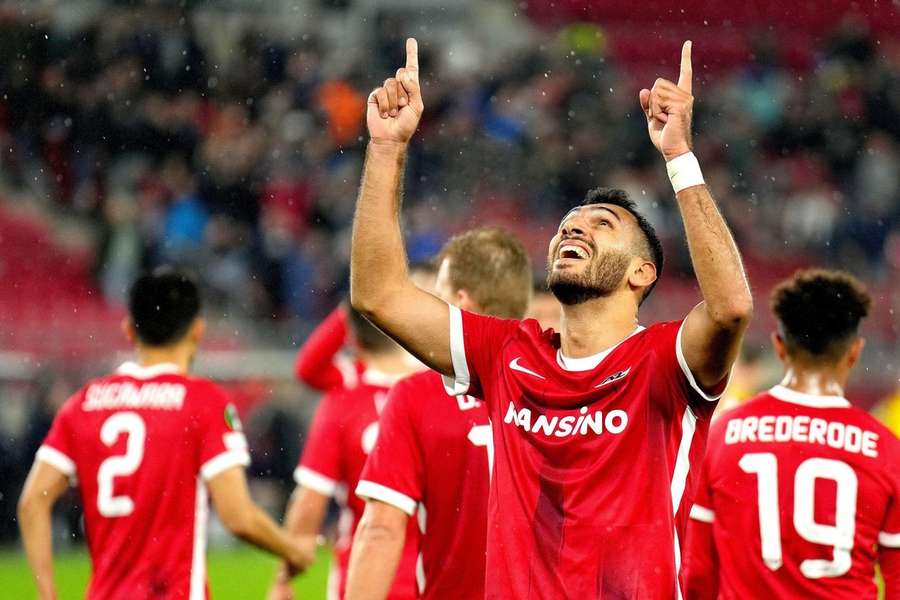 Vangelis Pavlidis viert de winnende goal tegen Dnipro in de groepsfase van de UECL