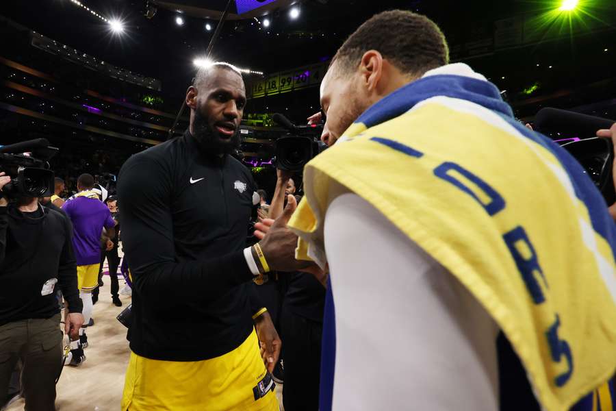 LeBron James (li.) beim Handshake mit Stephen Curry (re.)