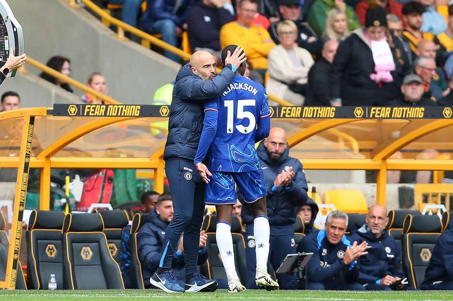 Enzo Maresca avec Nicolas Jackson lors du match face à Wolverhampton.