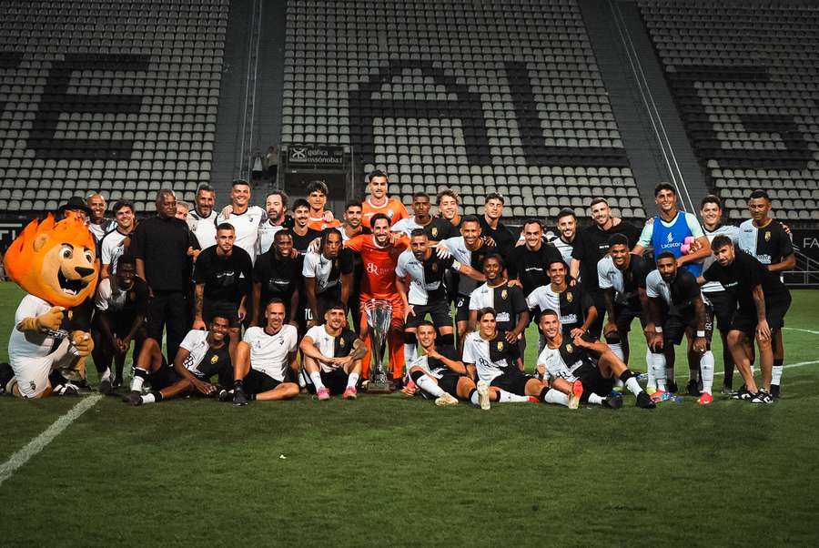 Jogadores do Farense com o Troféu Hassan