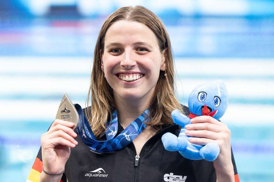 Angelina Köhler hat sich bei der Schwimm-EM in Paris die Silbermedaille geschnappt. Angelina Köhler hat sich bei der Schwimm-EM in Paris die Silbermedaille geschnappt.
