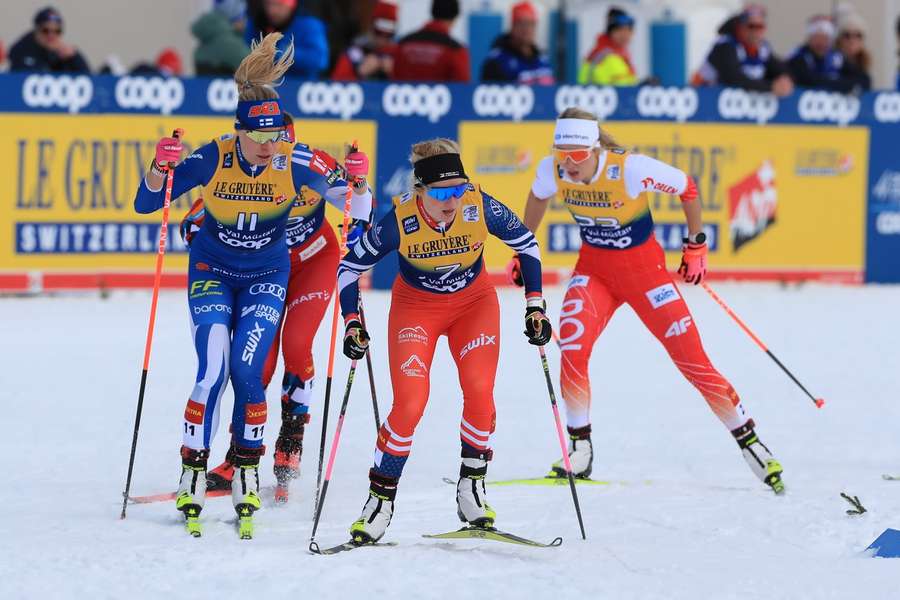 Kateřina Janatová (v popředí) zatím jede skvělou Tour de Ski.