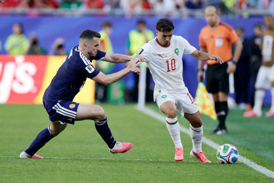 Brahim conduce un balón Brahim conduce un balón