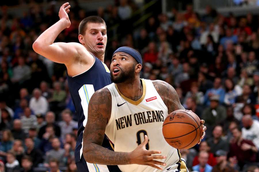 DeMarcus Cousins bota el balón delante de Nikola Jokic