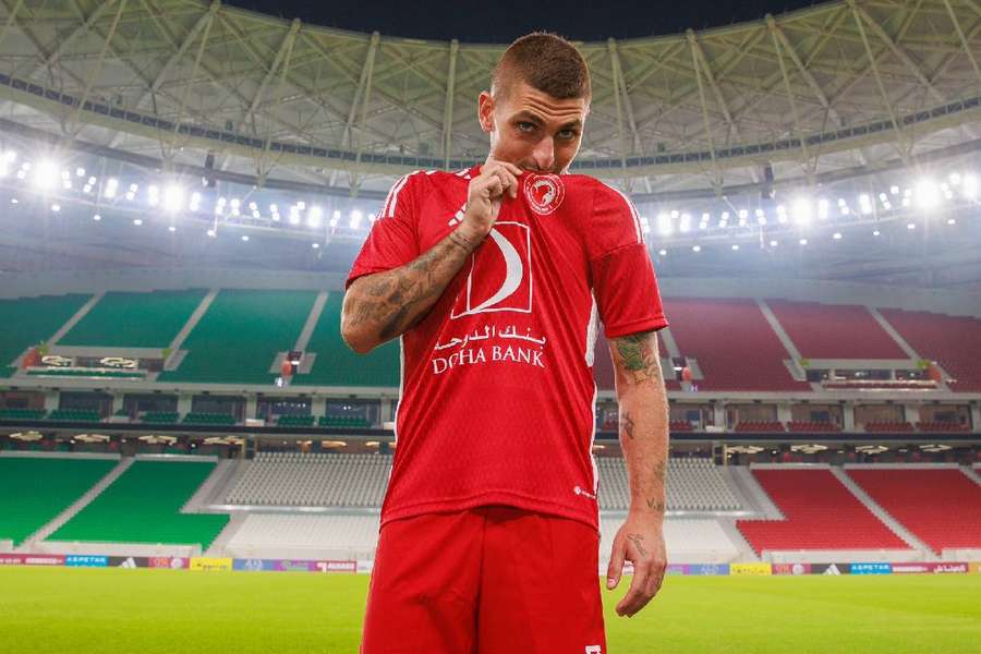 Marco Verratti posa com a camisa do Al-Arabi