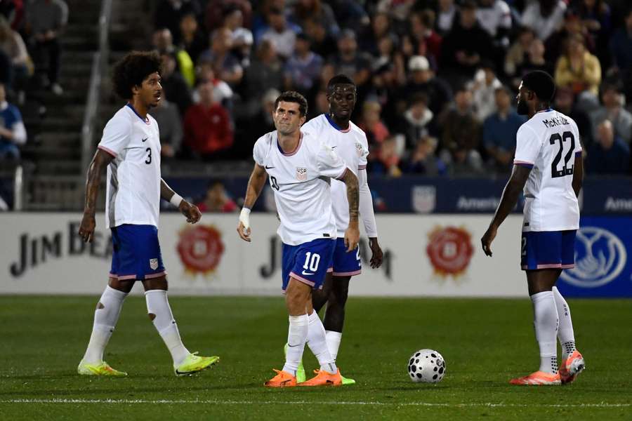 Pulisic esce dal campo zoppicando