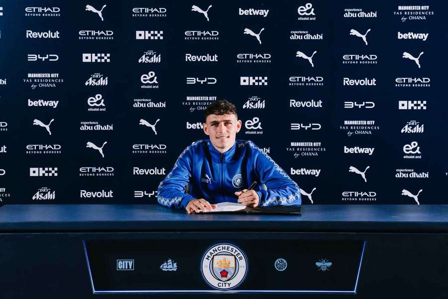 Phil Foden při podpisu nové smlouvy.