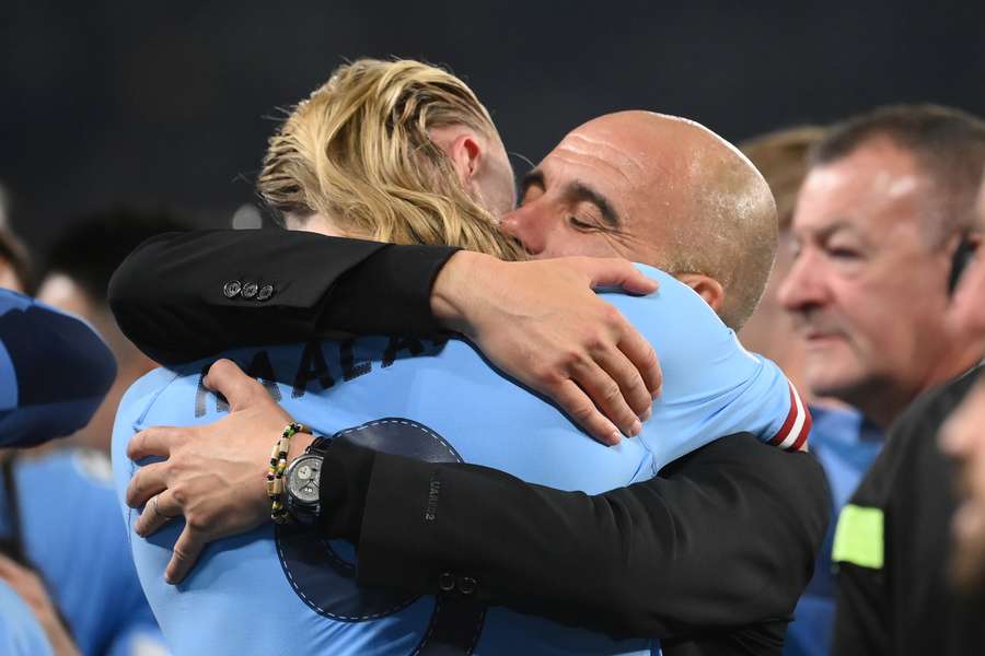 Erling Haaland a Pep Guardiola uprostřed oslav