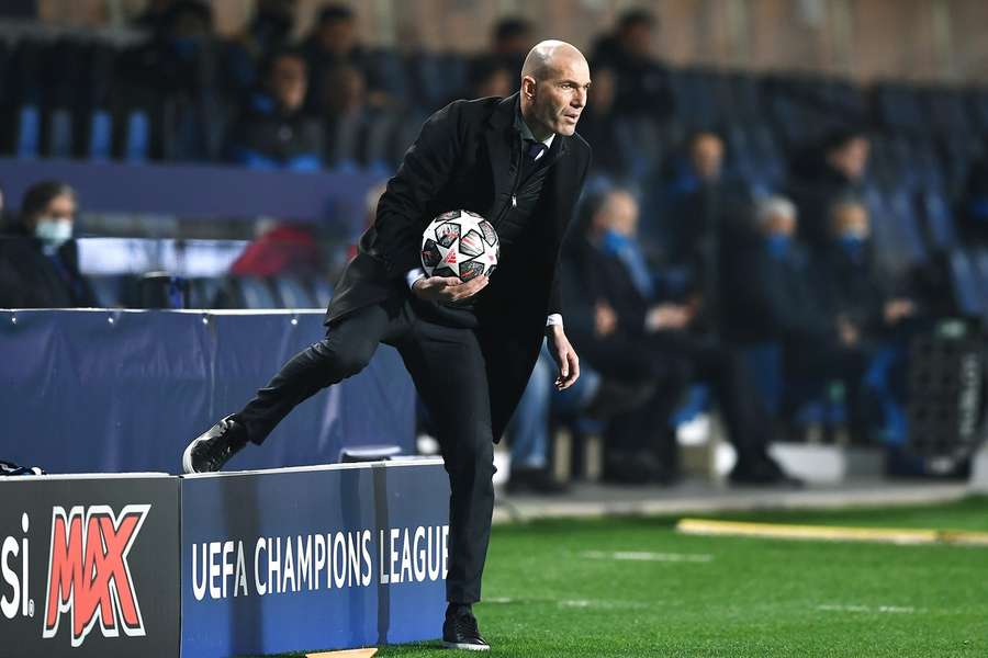 Zinedine Zidane teve um enorme sucesso como treinador do Real Madrid, dominando a Liga dos Campeões por três vezes consecutivas.