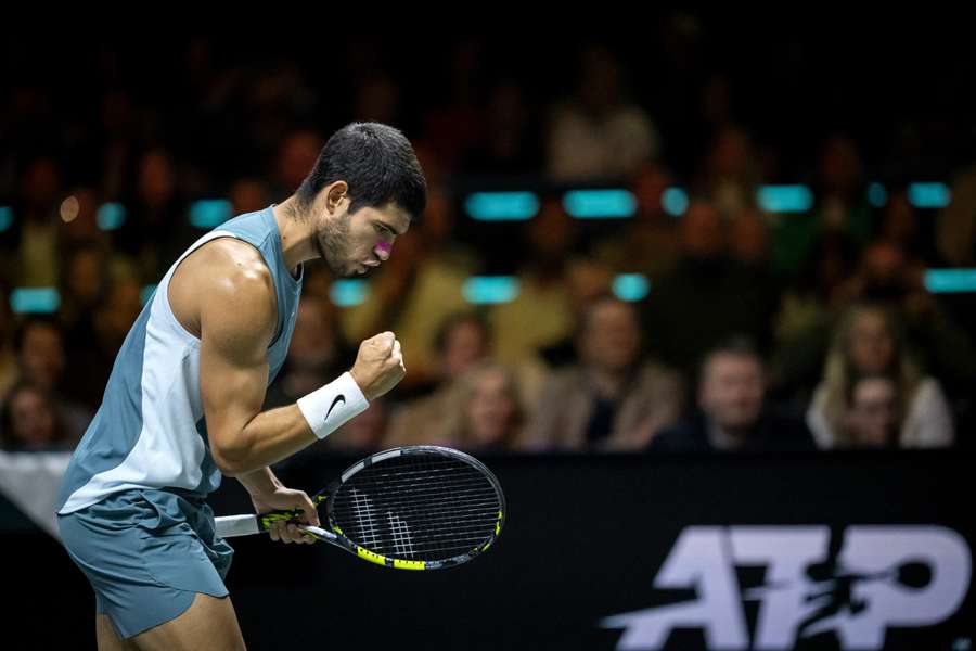 Alcaraz celebra un punto ante De Miñaur en la final de Róterdam