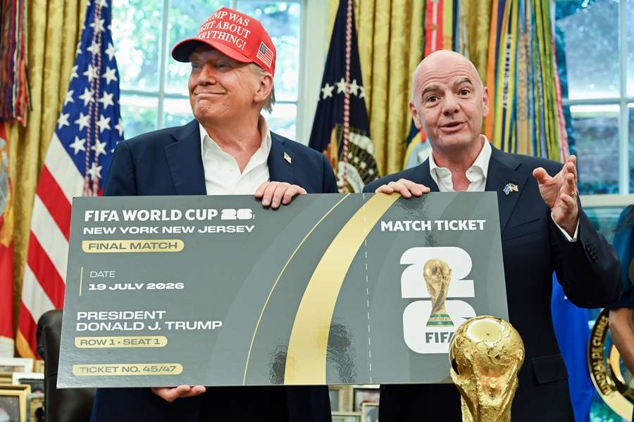 US-Präsident Donald Trump (l.) hat sein Ticket von FIFA-Präsident Infantino (r.) schon erhalten US-Präsident Donald Trump (l.) hat sein Ticket von FIFA-Präsident Infantino (r.) schon erhalten