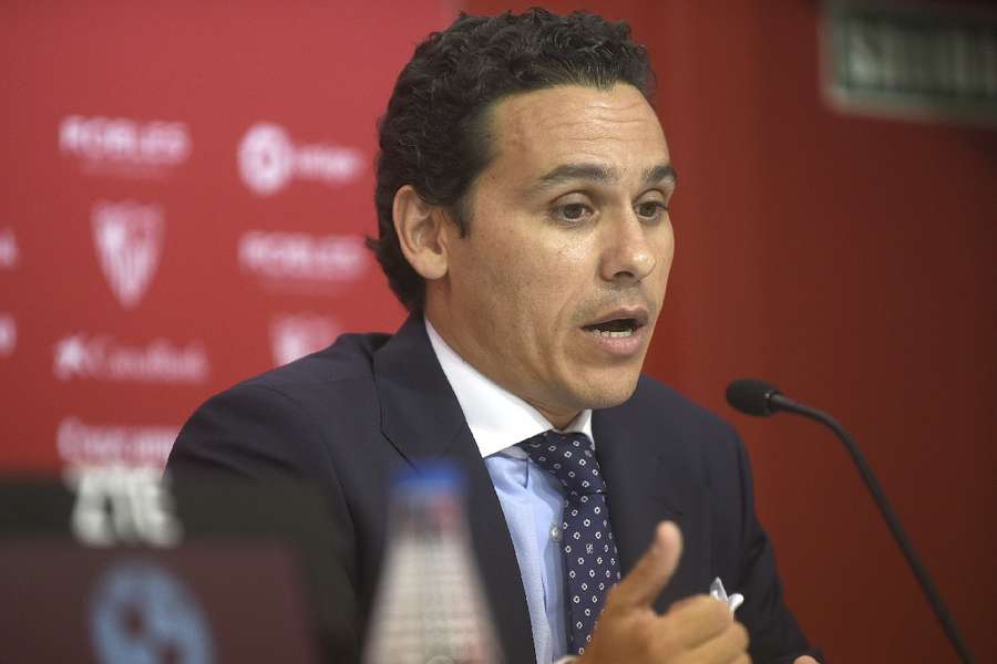 Del Nido Carrasco dá explicações em conferência de imprensa.
