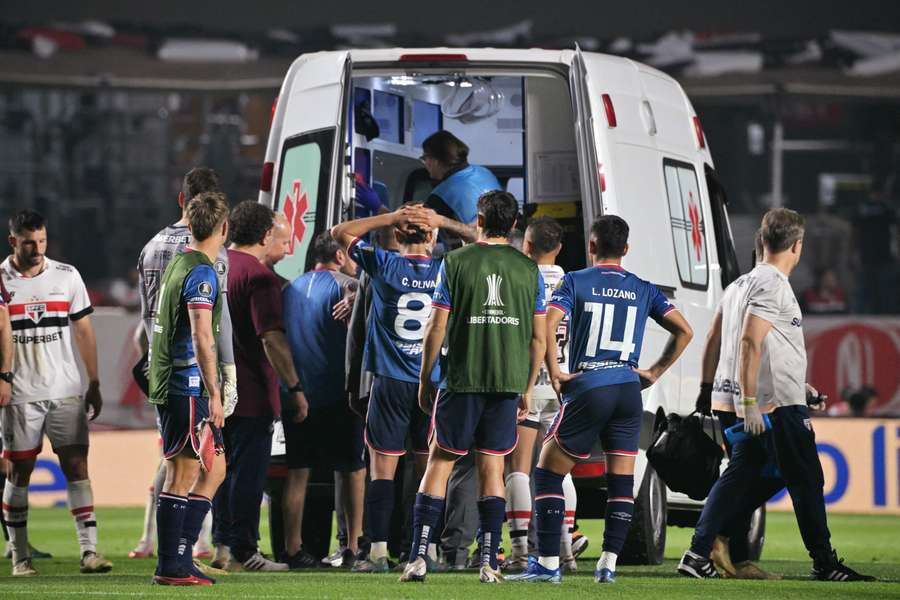 Le joueur a été évacué pendant le match.