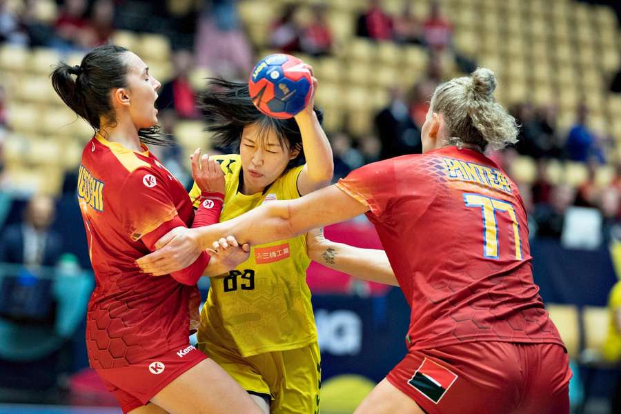 Rumænien sender Danmark tættere på VM-kvartfinale med sejr over Japan