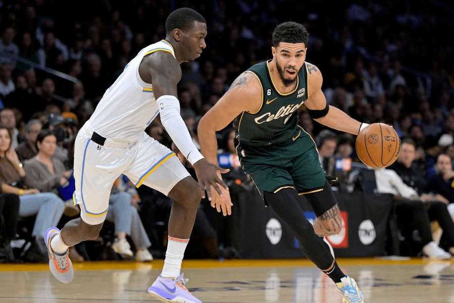 Jayson Tatum (vpravo) bol kľúčovým mužom pri triumfe Celtics.