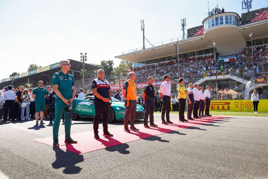 Alle teamleiders naast elkaar tijdens de GP van Monza op 11 september 2022