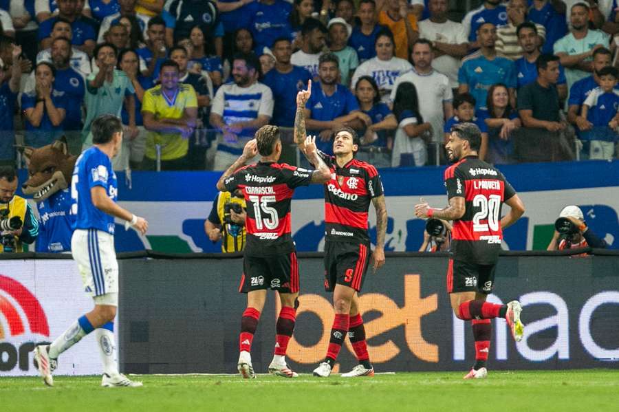Jogadores do Flamengo comemoram gol contra o Cruzeiro. Jogadores do Flamengo comemoram gol contra o Cruzeiro.