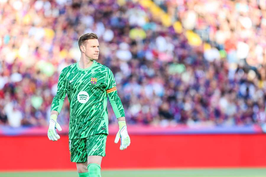 Ter Stegen během zápasu LaLigy mezi Barcelonou a Villarrealem s kapitánskou páskou.