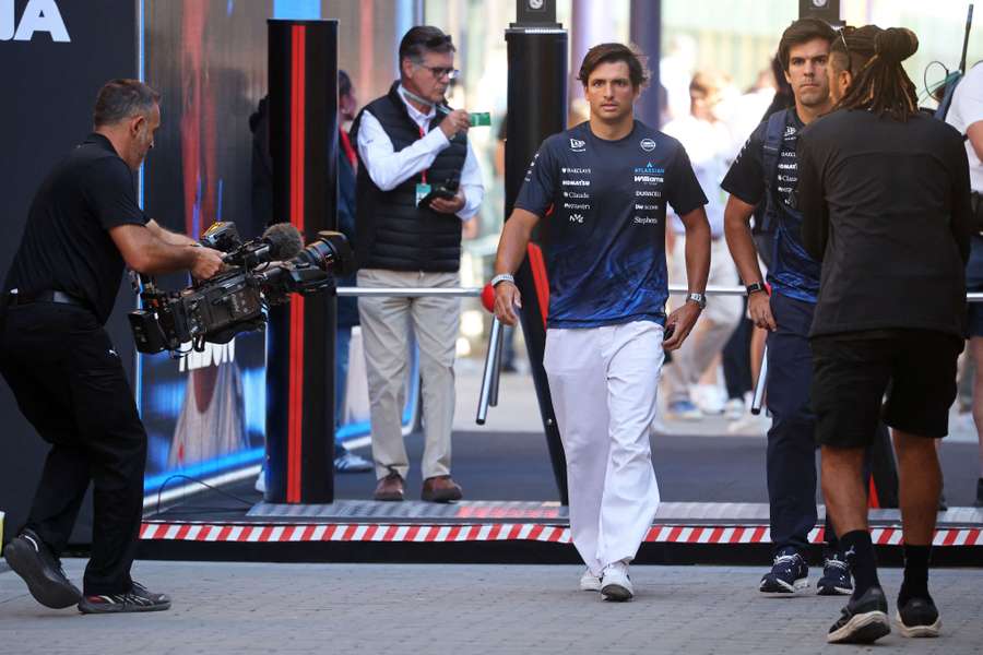 Carlos Sainz (M.) bei der Ankunft im Fahrerlager Carlos Sainz (M.) bei der Ankunft im Fahrerlager