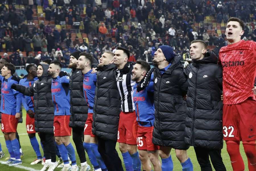 Jucătorii FCSB salută fanii