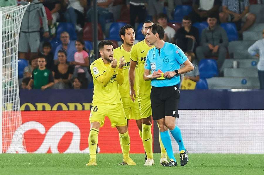 Alex Baena, exclu par Ricardo de Burgos Bengoetxea