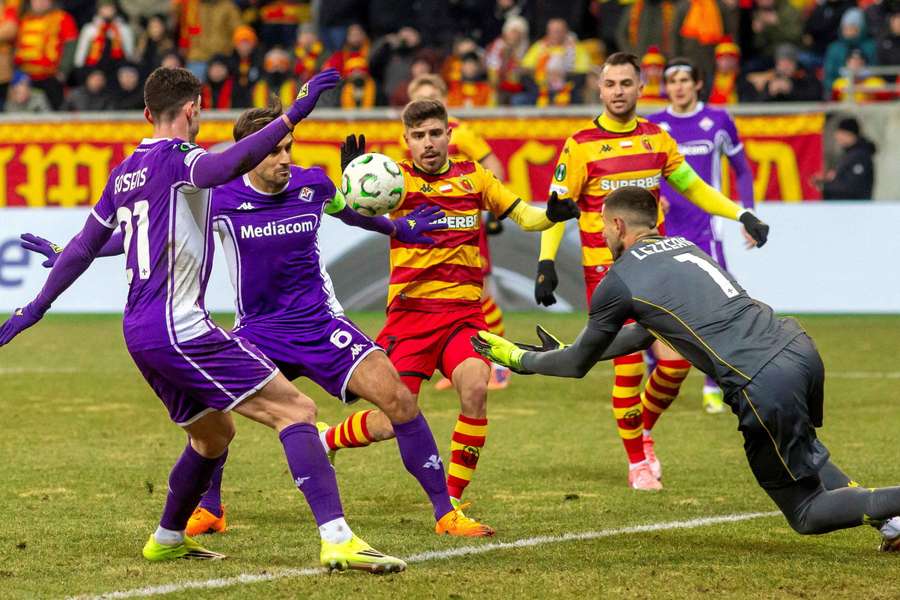 Fiorentinu zarmútil hetrikový tínedžer, senzáciu však odvrátila. Z postupu sa teší Šatka.