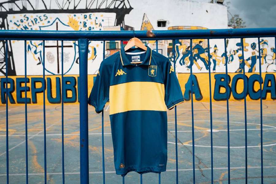 Cel de-al patrulea echipament lansat de Genoa pentru acest sezon aduce un omagiu clubului argentinian Boca Juniors