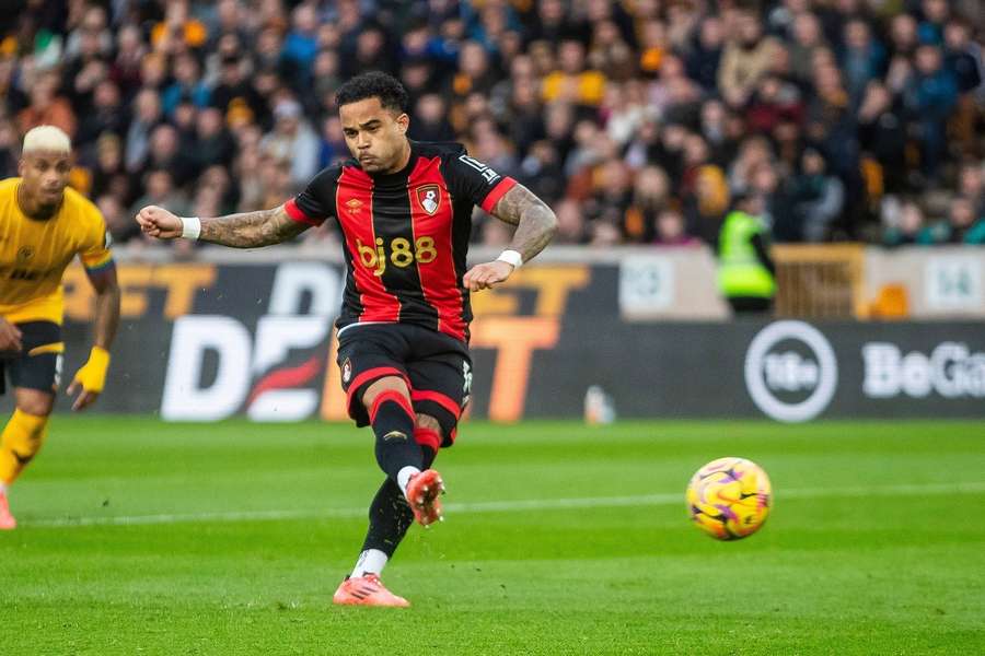 Kluivert ejecuta un penalti.