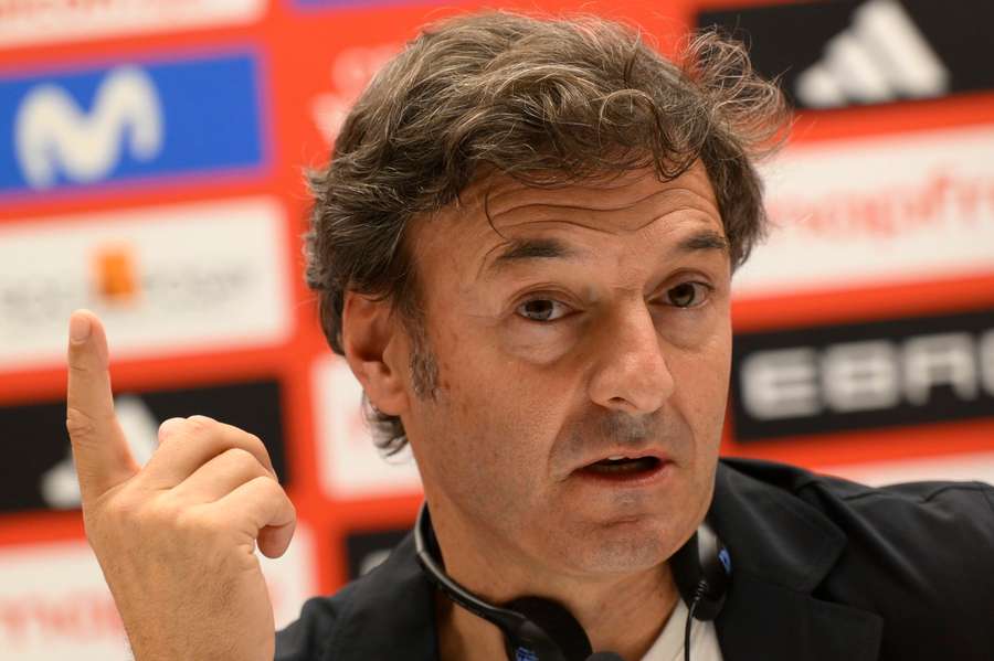 Santi Denia na tiskové konferenci před zápasem se Španělskem. Santi Denia na tiskové konferenci před zápasem se Španělskem.