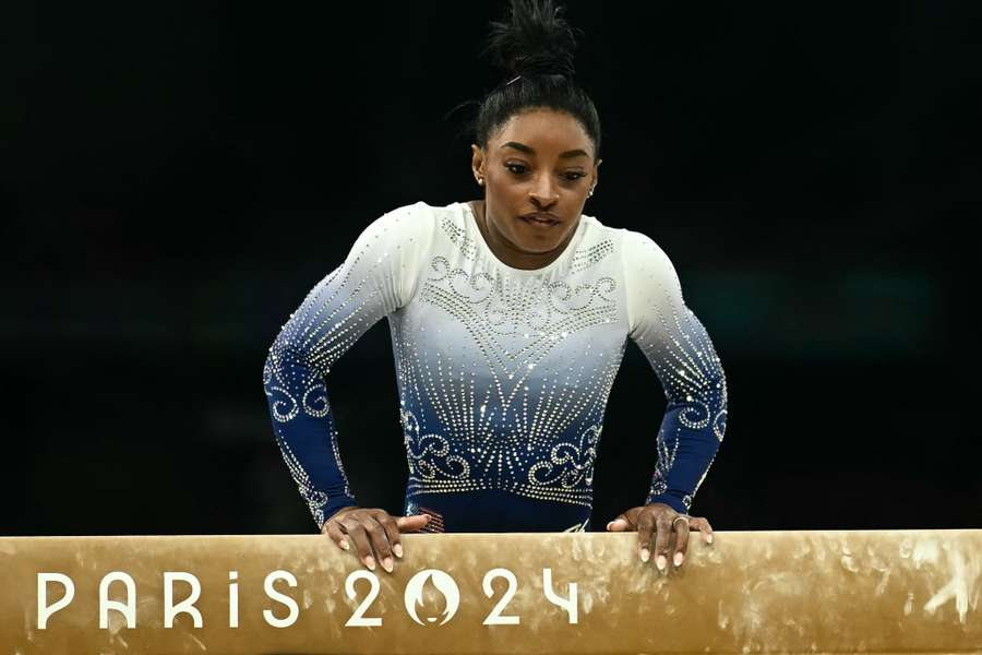 Simone Biles tropieza en la rutina de barra.