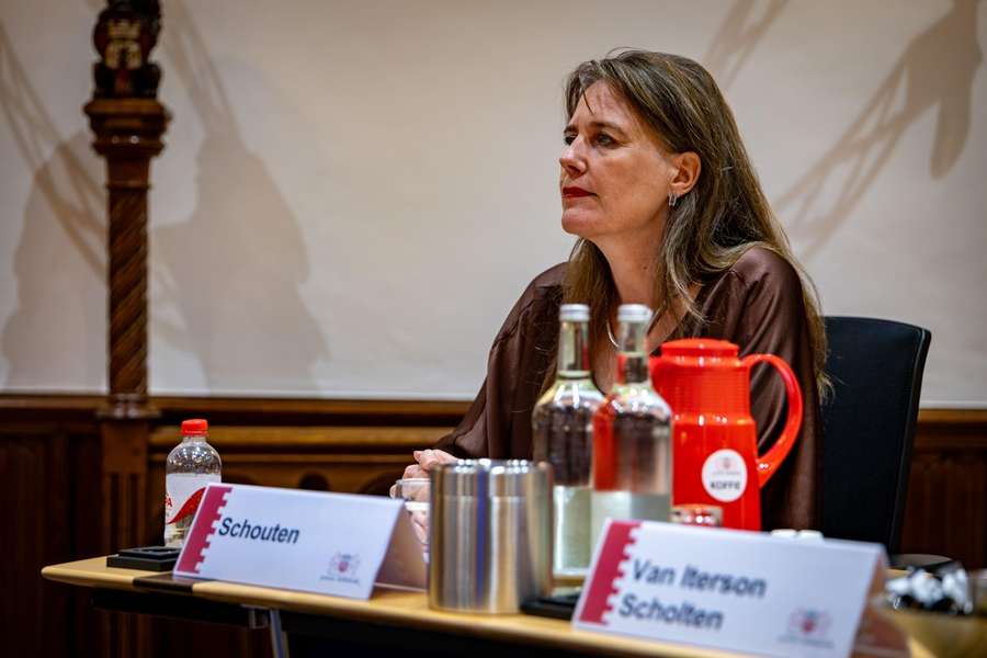 Burmistrzyni miasta Anja Schouten podczas debaty na temat wpuszczenia izraelskich kibiców Burmistrzyni miasta Anja Schouten podczas debaty na temat wpuszczenia izraelskich kibiców