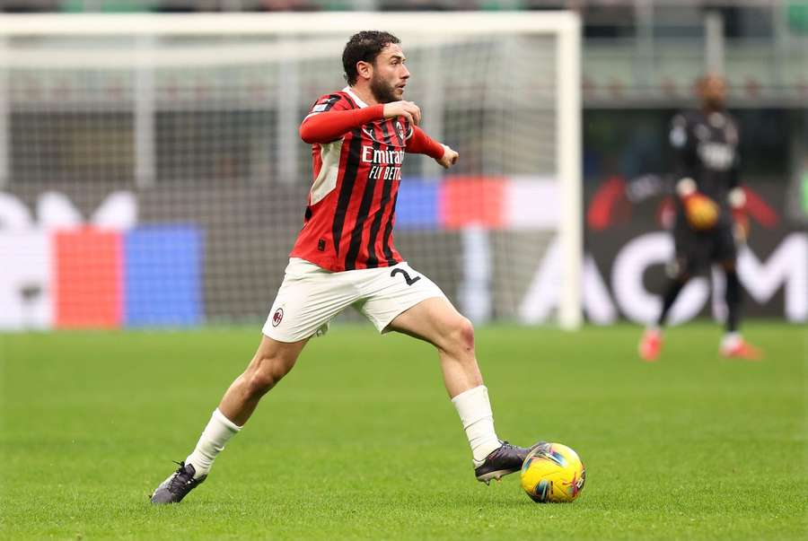 Calabria troca o AC Milan pelo Bolonha