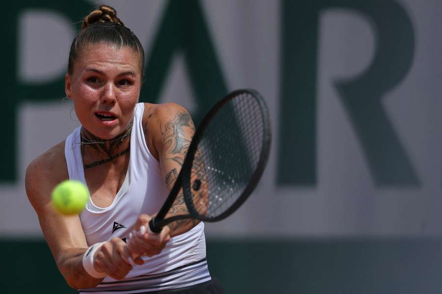 Oleksandra Oliynykova in action at Roland Garros.