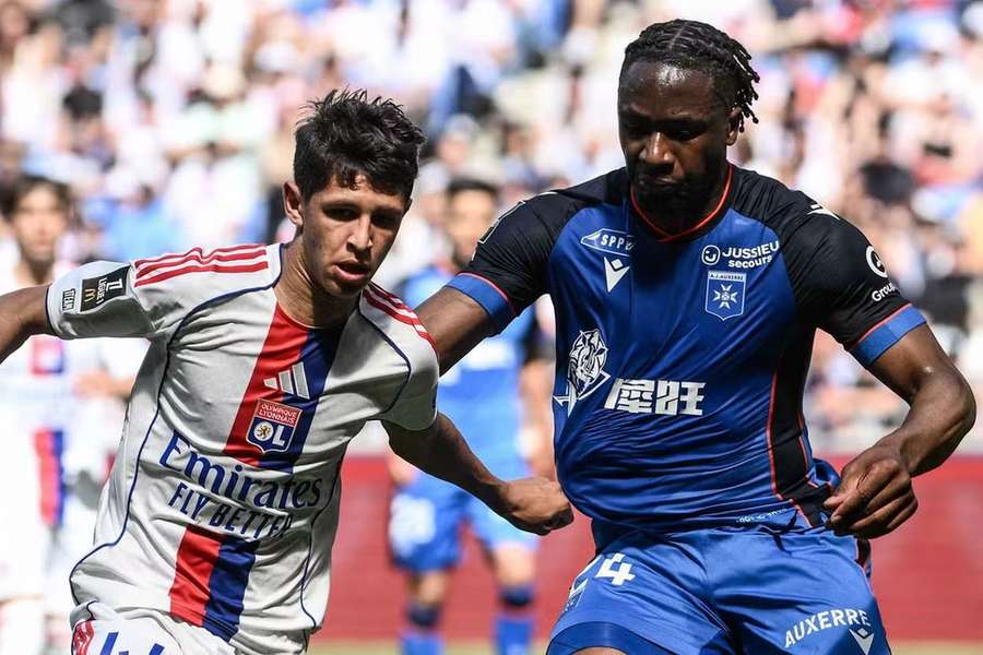 Merah perante a marcação de Okoh