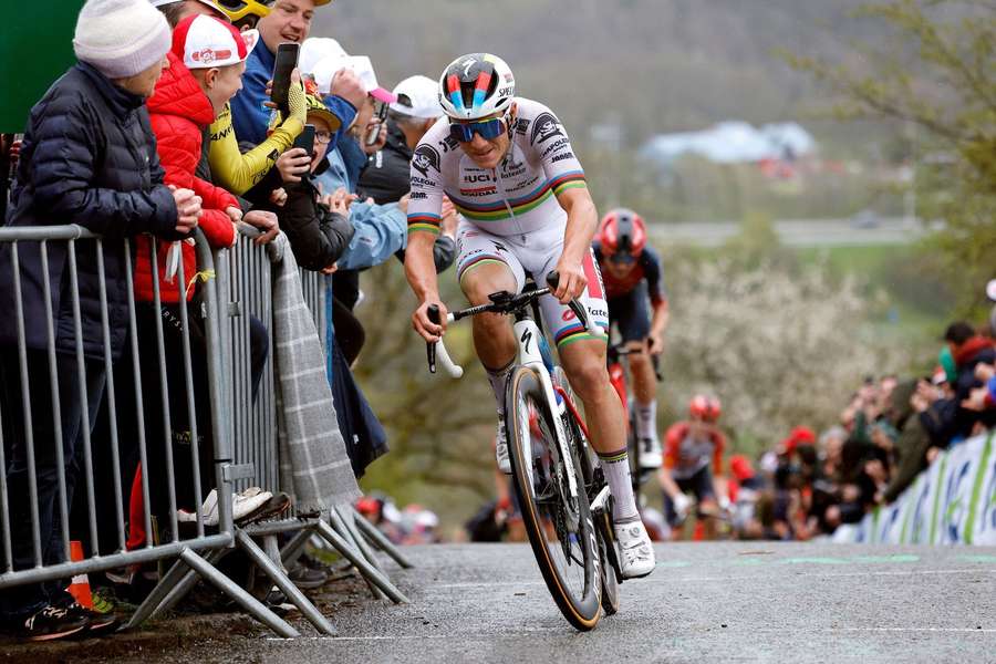Remco Evenepoel repete triunfo na clássica de Liège, Pogacar cai e fratura pulso