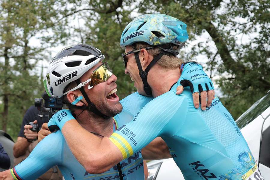 Cavendish celebrates with his teammate Bol