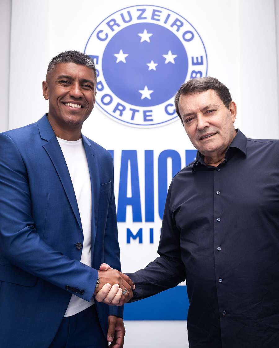 Pedrinho recebe Paulinho, o novo reforço do departamento de futebol do Cruzeiro Pedrinho recebe Paulinho, o novo reforço do departamento de futebol do Cruzeiro