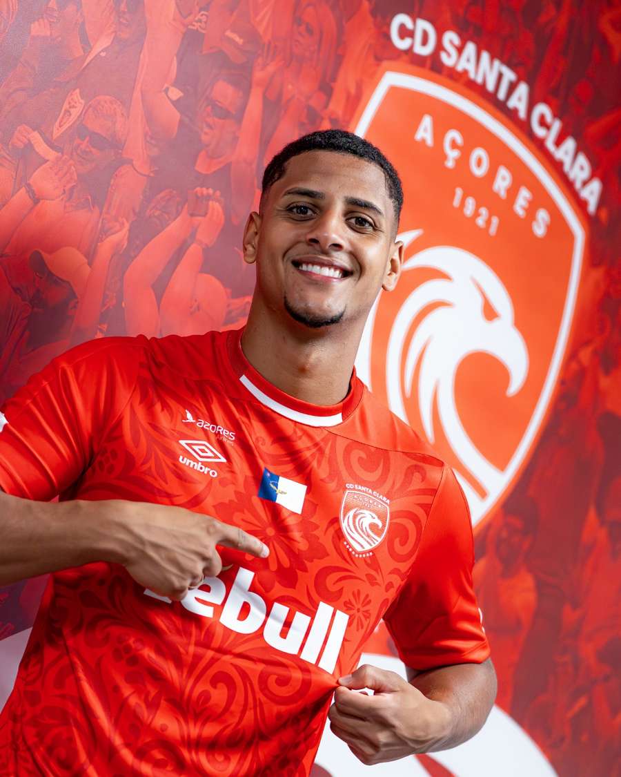 Fernando posa com a camisa de seu novo clube Fernando posa com a camisa de seu novo clube