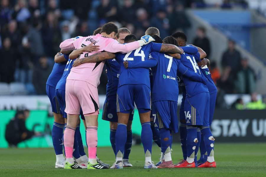 Os jogadores do Leicester no jogo com o Hull City