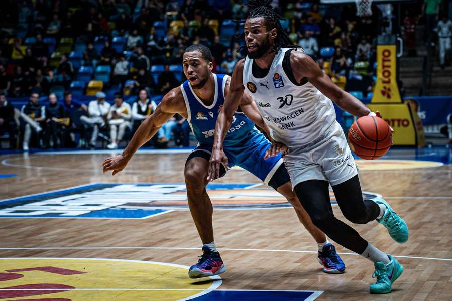 Jaedon LeDee zieht zum Korb. Jaedon LeDee zieht zum Korb.