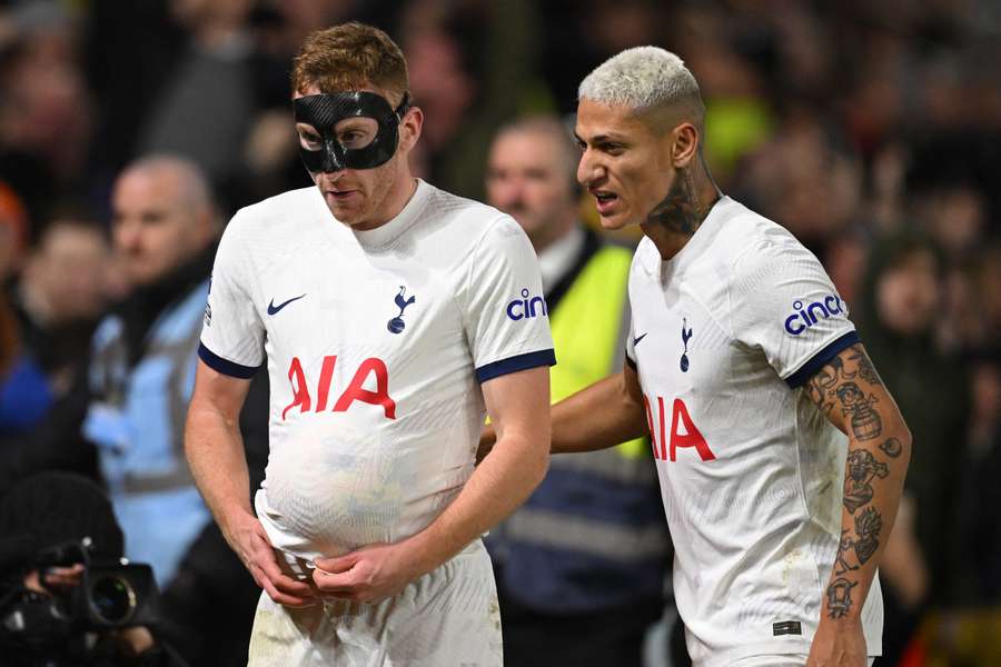 Tottenham Hotspur's schwedischer Mittelfeldspieler #21 Dejan Kulusevski (L) feiert mit Tottenham Hotspur's brasilianischem Stürmer #09 Richarlison