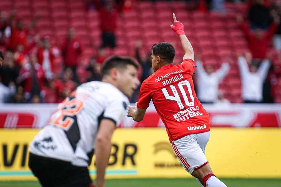 Rômulo comemora primeiro gol do Internacional contra o Vasco