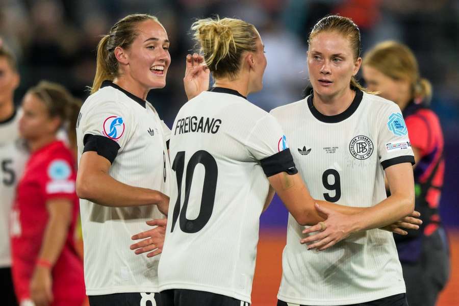Sydney Lohmann, Laura Freigang und Sjoeke Nüsken beim Spiel gegen Polen.