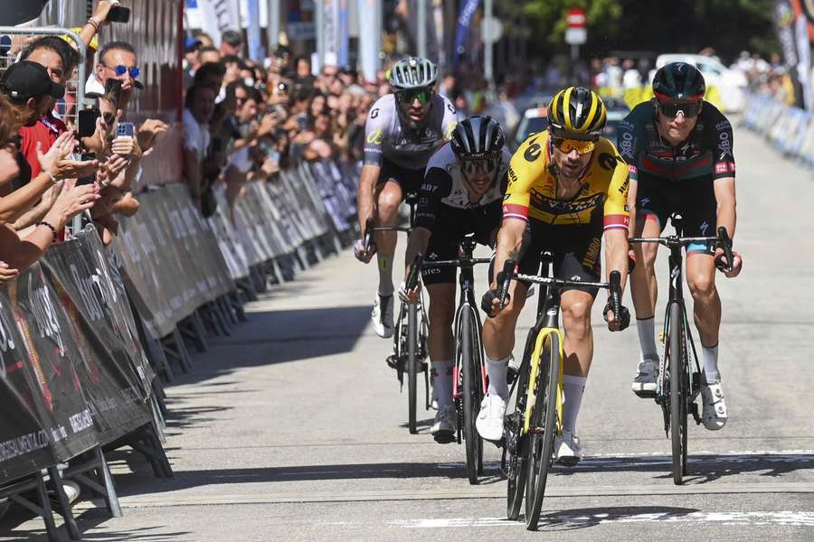 Roglic komt als eerste over de meet tijdens de derde etappe