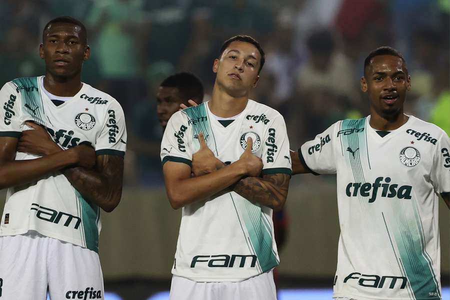 Thalys (ao centro) abriu o placar para o Palmeiras contra o União ABC