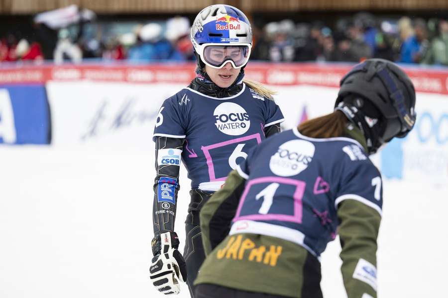 Ester Ledecká po dojetí finálové jízdy s Japonkou  Mikiovou.