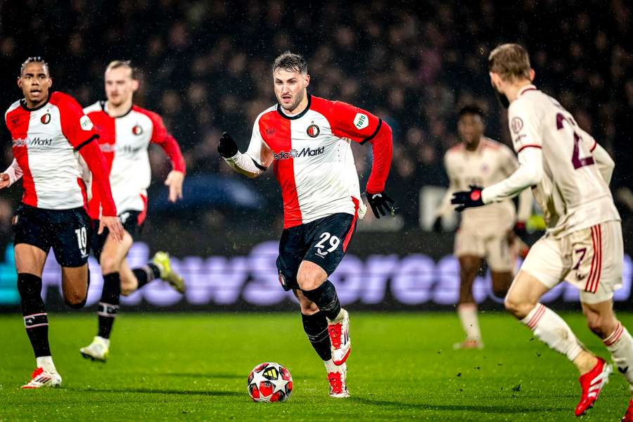 Santiago Giménez pode rumar à Serie A