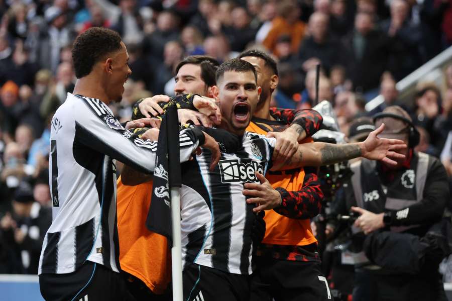 Bruno Guimarães foi celebrado pelos companheiros após golaço no St. James Park 